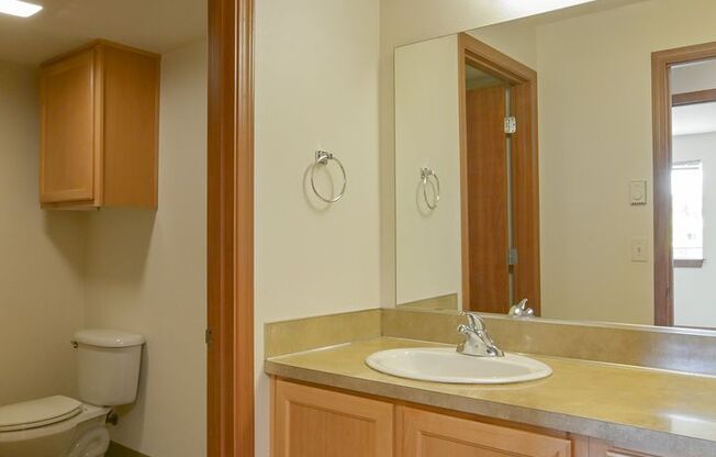 3 beds, 2 baths, $2,400, Unit 209