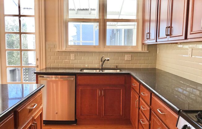 Handsome, Recently Renovated, 3BR/2BA Pac Heights Flat! Laundry! PROGRESSIVE