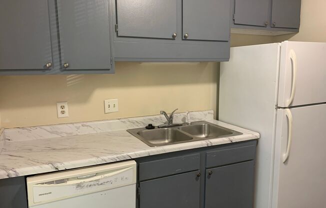 Spacious North Raleigh  Townhouse  *2 brm 2 bath * small pet neg't * laminate floors