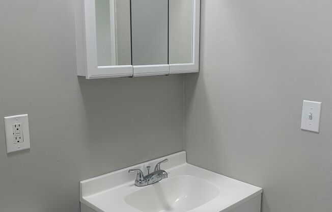 3 beds, 1 bath, 960 sqft, $1,200, Unit 124