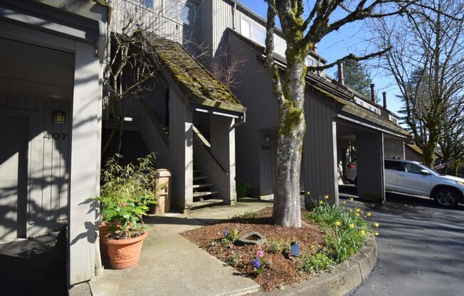 Beautiful Townhome in Mountain Like Setting -- Fireplace, Vaulted Ceilings, and more!