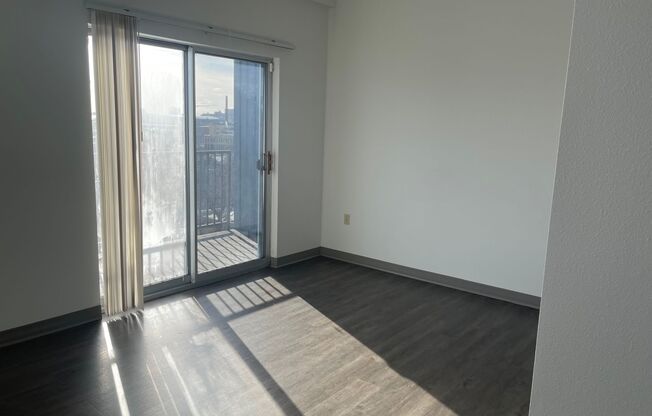 2 beds, 1 bath, 990 sqft, $1,800, Unit 201