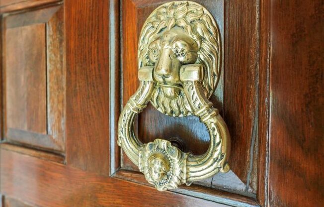 FULLY FURNISHED HOME LOCATED IN GLENVIEW