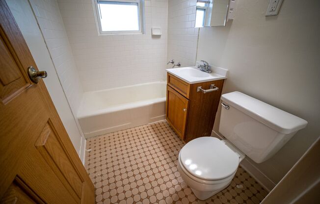 3 beds, 2 baths, 1,600 sqft, $1,995, Unit ew-21