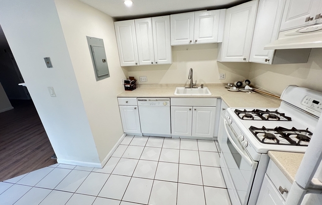 295 W WYOMING AVE