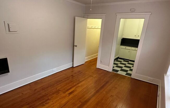 Studio, 1 bath, 352 sqft, $995, Unit 6