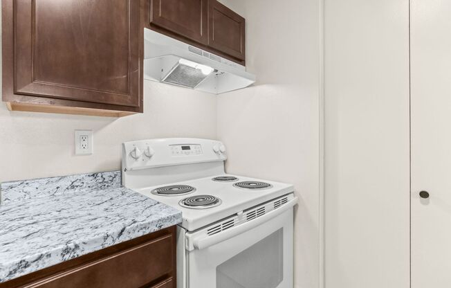 Charbern Apts - In The Heart of Milwaukie Oregon