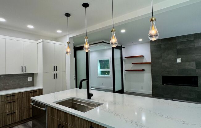 Stunning Contemporary 2 Bedroom Treehouse steps to Manitou Beach waterfront