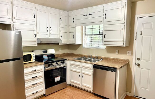 Welcome to the charming town of Fayetteville, GA, where you will find this cozy 2 bedroom, 2 bathroom townhome available for rent.