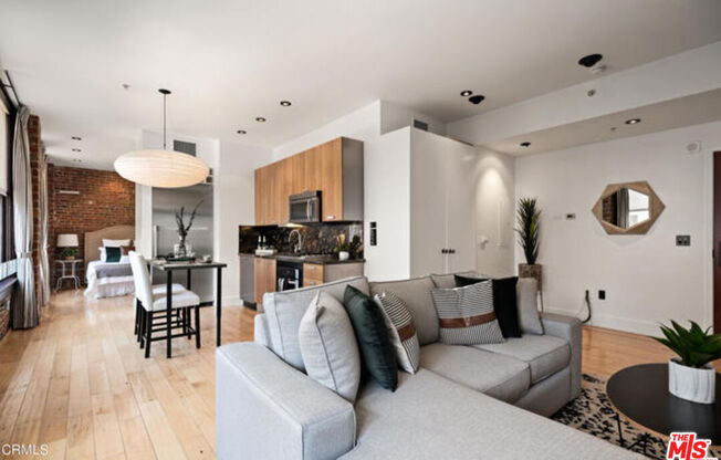 1 bed, 1 bath, 720 sqft, $2,300, Unit 601