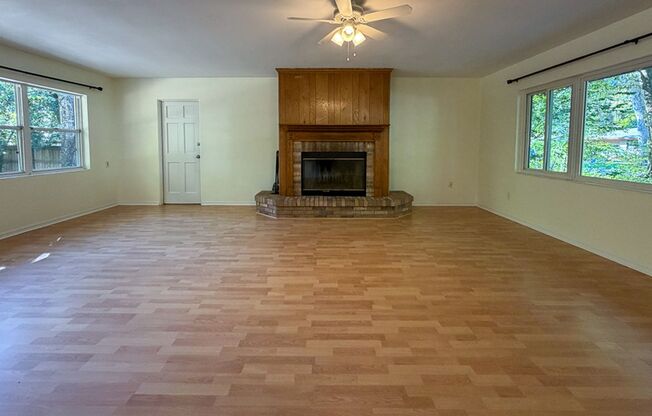 3/2 House Walking Distance to UF & Law School Available NOW!