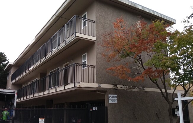 Bir - 906 E. 4th Av.