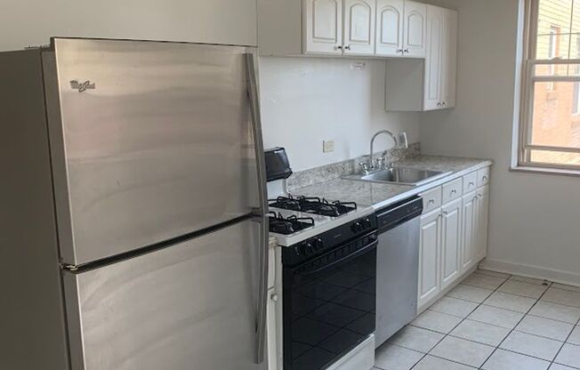 3 beds, 1 bath, 800 sqft, $2,275, Unit 406D