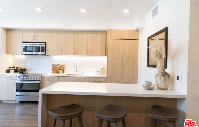 3 beds, 2.5 baths, 1,661 sqft, $9,300, Unit 405PHW