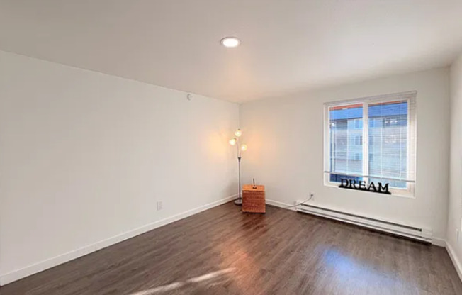 2 beds, 1 bath, $2,250, Unit 220