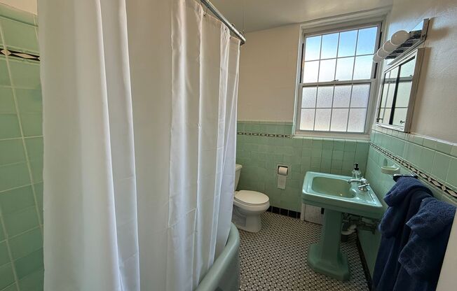 2 beds, 2 baths, 1,303 sqft, $3,000, Unit New King Edward  607