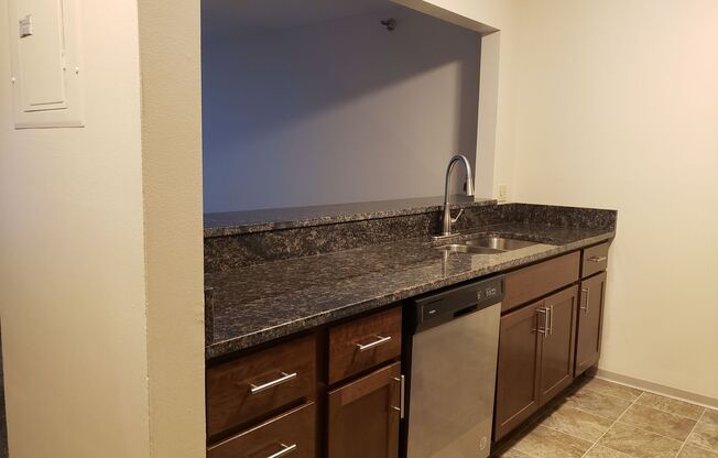 2 beds, 1 bath, 925 sqft, $1,600, Unit 1611113r