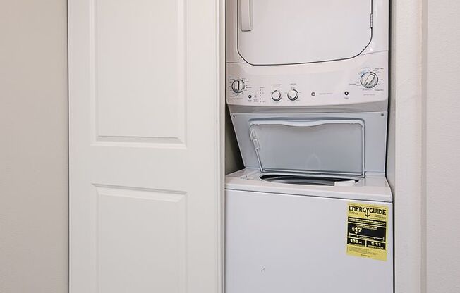 2 beds, 2 baths, 865 sqft, $2,350, Unit 2-204