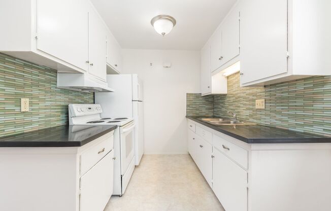 2 beds, 1 bath, $2,350, Unit 1576-D