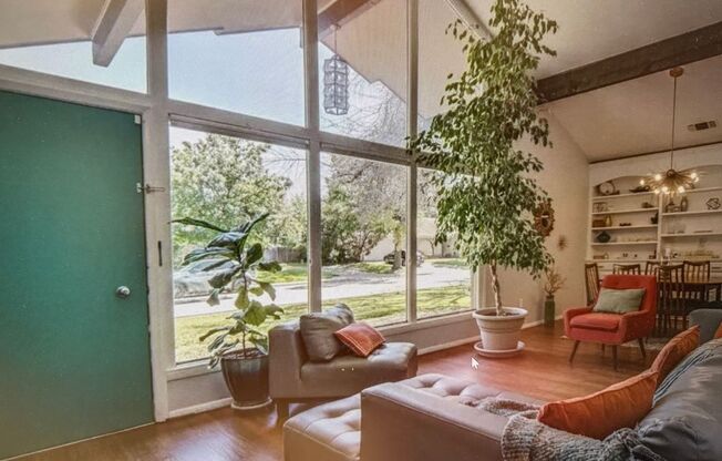 Spectacular Home in Holiday Heights Add!  Come see Me!! I can be yours!!