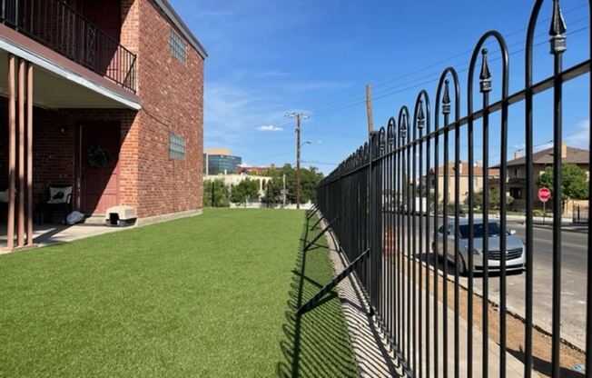 701 W Yandell Apt 3