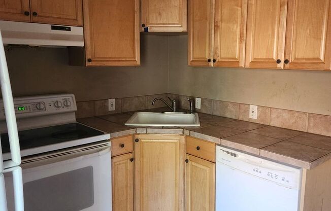 3 beds, 1 bath, $1,700, Unit B