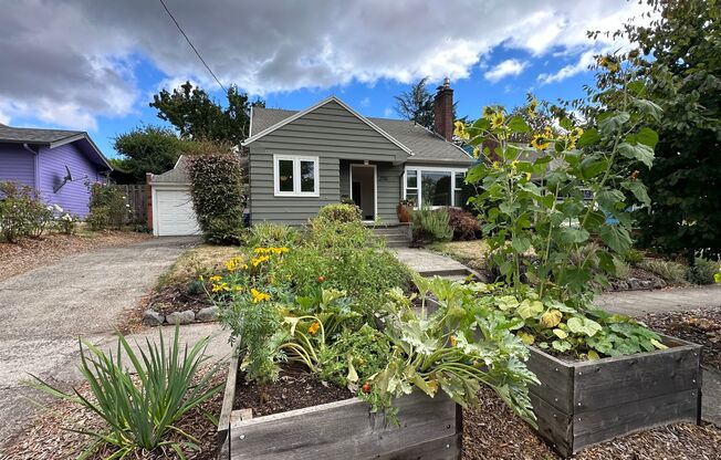 Renovated 1950s South Tabor Bungalow Near Mt. Tabor! 3bed/2bath pets ok! Video walkthrough