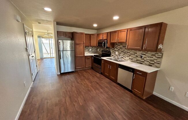 3 beds, 2.5 baths, 1,194 sqft, $1,595, Unit Unit 12