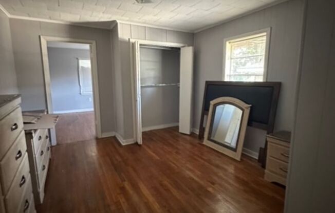 3 beds, 1 bath, $1,100