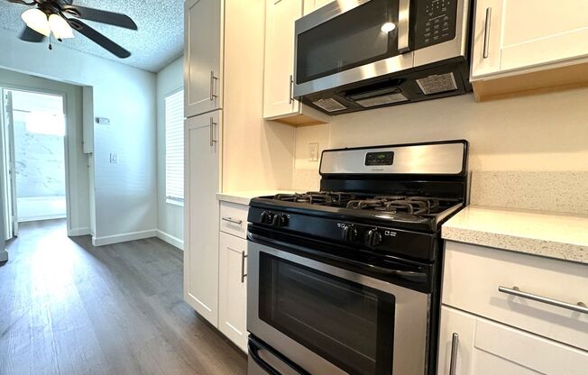 North Park - Spacious 1 Bedroom w/ Parking.  Avail. Now!