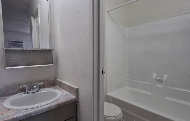 Studio, 1 bath, 400 sqft, $995, Unit 5A