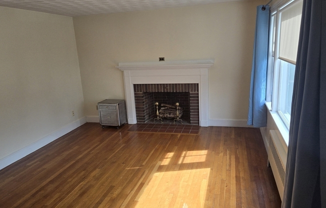 3 beds, 1 bath, 1,250 sqft, $3,200, Unit 2