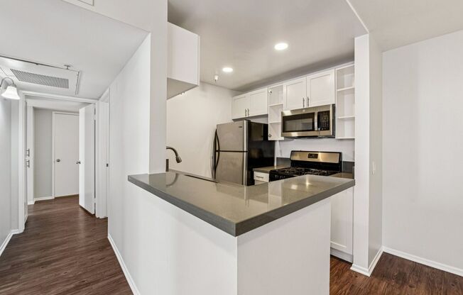 2 beds, 2 baths, 850 sqft, $2,798, Unit 415