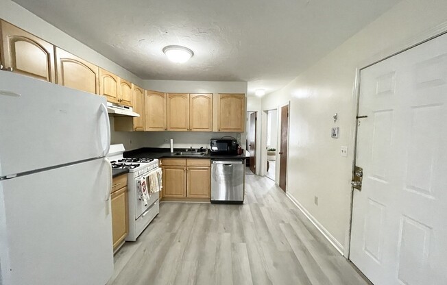 2 beds, 1 bath, $3,800, Unit 2