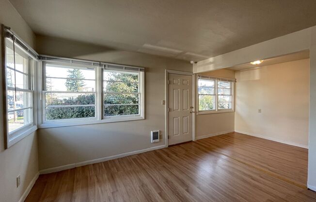 Charming 1 bedroom available in Woodlawn