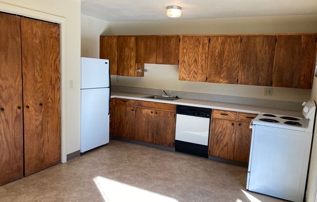 2 beds, 1 bath, 975 sqft, $1,365, Unit 02