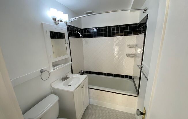 Studio, 1 bath, 420 sqft, $1,635, Unit 209