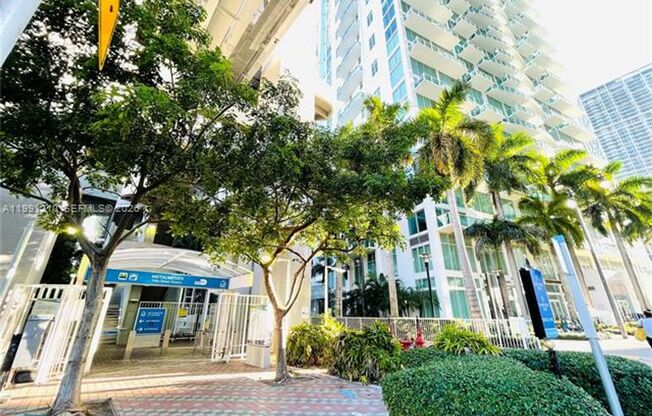 1 bed, 1 bath, 981 sqft, $3,350, Unit 41 SE 5th St # 2305