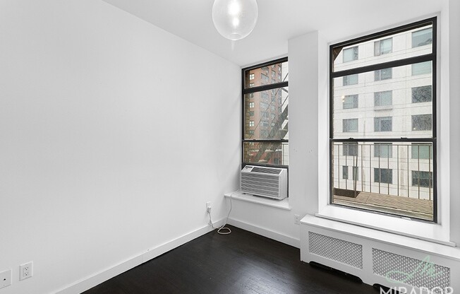 2 beds, 1 bath, $6,300, Unit 4B