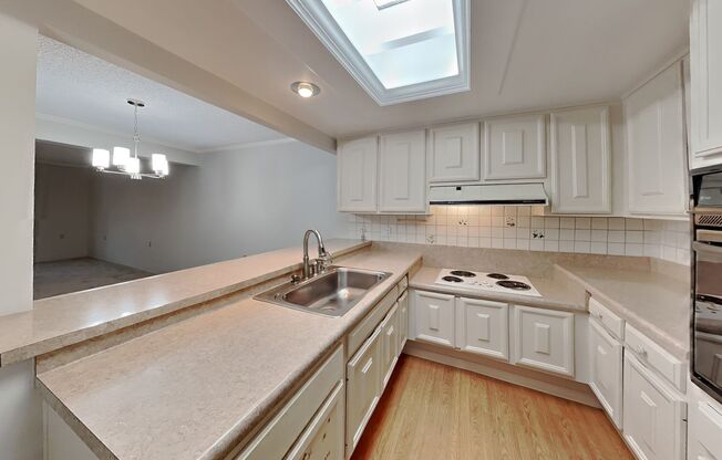 Spacious Rossmoor 2/2 Condo Available Now!