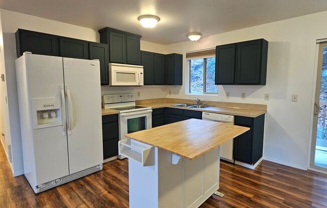 Spacious 3-Bedroom Split-Level with Bonus Room and 2-Car Garage