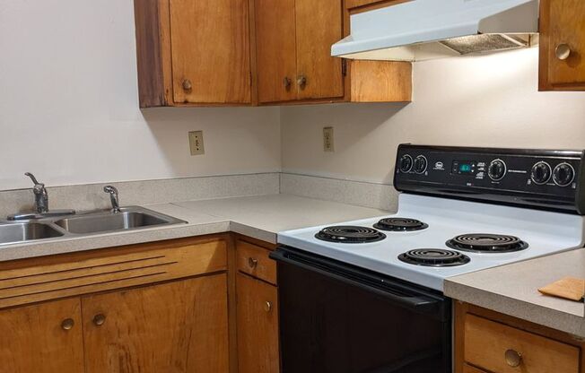 2 beds, 1 bath, $1,295, Unit 09