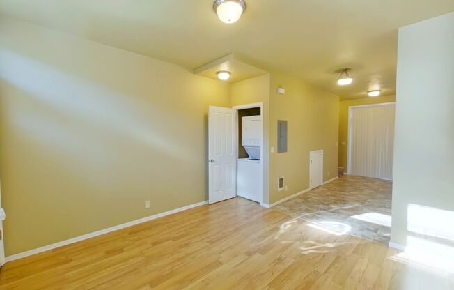 2 beds, 1 bath, $1,600, Unit 12