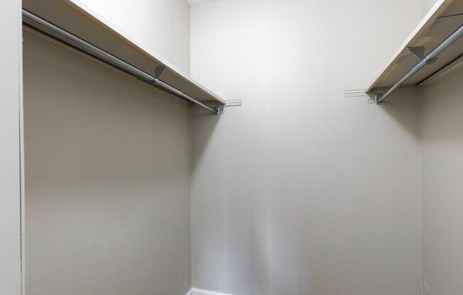 Walk-in Closet (2BR,1BA 865SF)