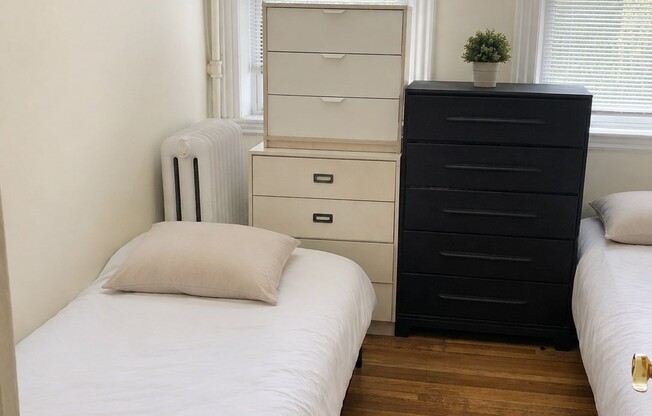 3 beds, 1 bath, 700 sqft, $2,800, Unit 2