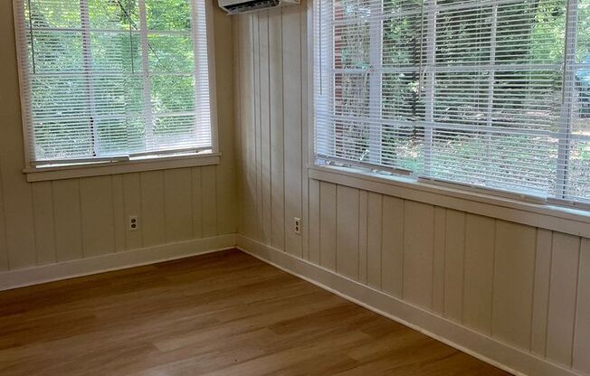 1 Bedroom/ 1 Bath Cottage off Prince Avenue! Available now!