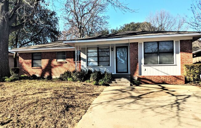 Charming 4 Bed 2 Bath located in North Denton!