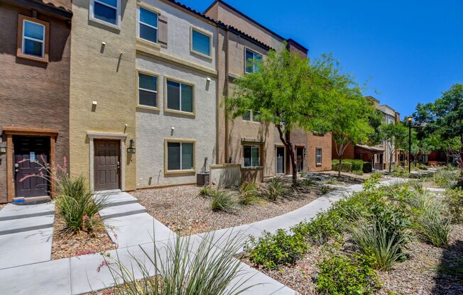 RARE STRIP & MOUNTAIN VIEWS | PRIVATE ROOFTOP DECK