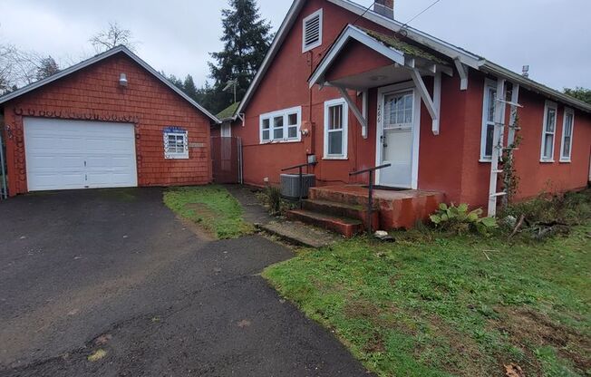 2bd, 1ba home located near downtown Cottage Grove