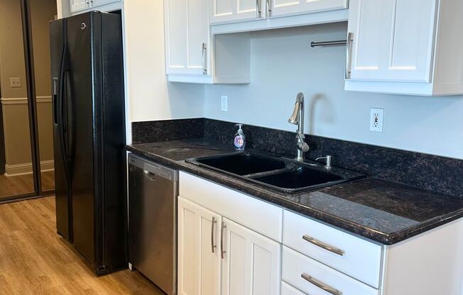 2-bed, 2-bath Condo with Sweeping Views of City and Space Needle!
